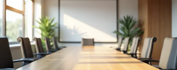 Vue photographique réaliste d'un espace de travail moderne à Toulouse symbolisant la formation SEO avec lumière cinématographique douce, textures fines, espace négatif propre et composition équilibrée